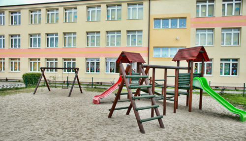 budynek szkoła plac zabaw